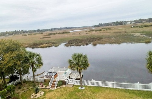 Goose Creek Apartment | Waterfront Retreat Private Hot Tub Dock Fishing A