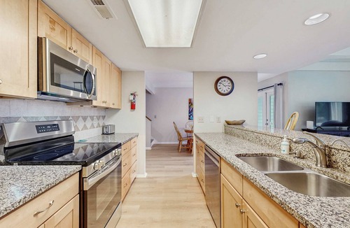 Ocean Ridge Condo | Waterfront townhome with pool, gym and tennis access, W/D, & central AC