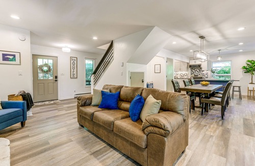 Hemphill Heights Cabin | Waynesville Cabin w/Pickleball Court and Hot Tub