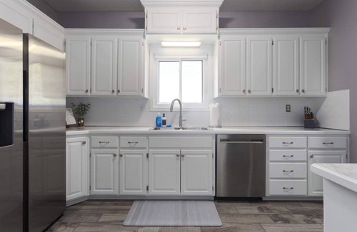 Blue Springs House | Weekend Getaway 3 King Suite Mins to Arrowhead