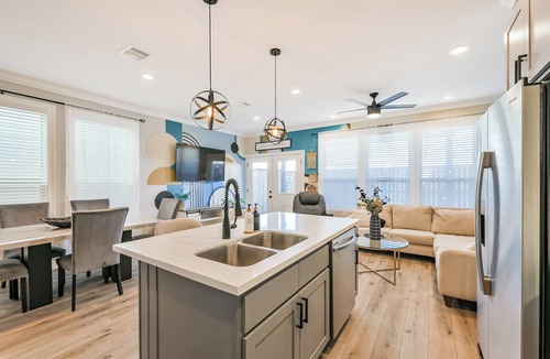 North Houston House | WFH Friendly Artist-Curated Home near Downtown. Gated Entry & 2-Car Garage.