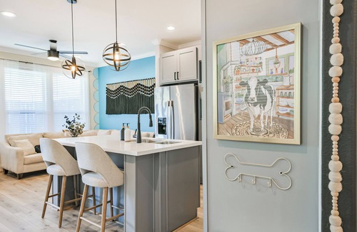 North Houston House | WFH Friendly Artist-Curated Home near Downtown. Gated Entry & 2-Car Garage.