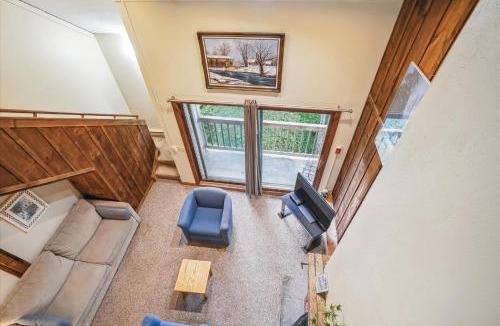 Killington House | Whiffletree E8 3-Bedroom Condo with Ski Access, Shuttle, and Fireplace