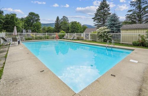 Killington House | Whiffletree E8 3-Bedroom Condo with Ski Access, Shuttle, and Fireplace