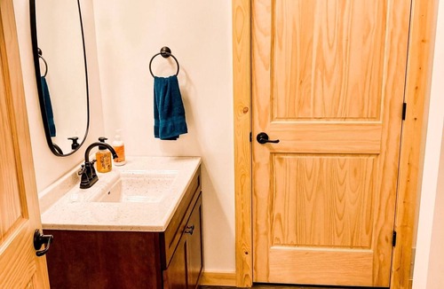 Richview House | Whistle Stop Bunkhouse with garage parking & patio