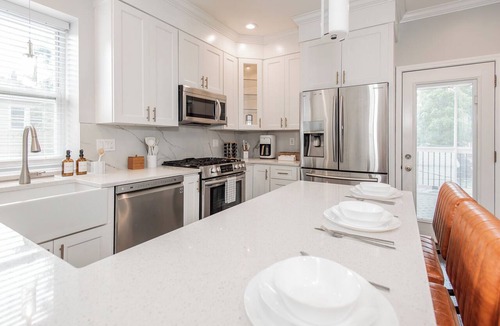 Downtown St. Louis Apartment | Whole 4BD 2BA Duplex near Soulard w/4 king beds, 2 kitchens, 2 living rooms & family-friendly touches. Minutes to downtown, stadiums & top STL attractions!
