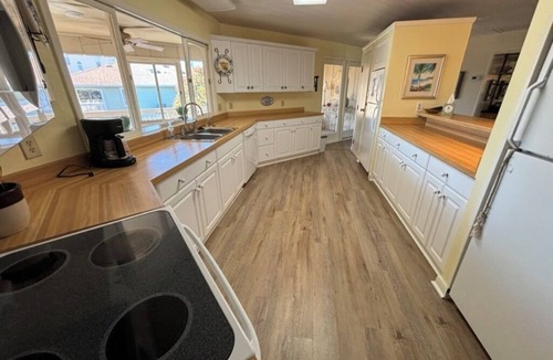 Inlet Harbour House | Wonderful 5-bedroom, canal-front house in Garden City