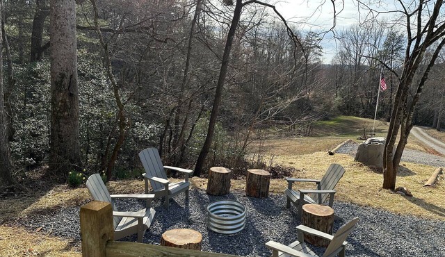 1 Mile to Lake James. 8 Acres, Movie Screen & Fire Pit
