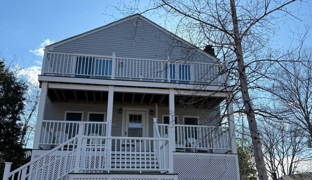 10 Minutes from World Cup Boston Stadium 4 Bedroom Lake view house with yard