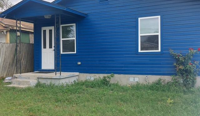 2-bedroom in E. Austin Central. Pet friendly, wifi, full kitchen,off st parking.