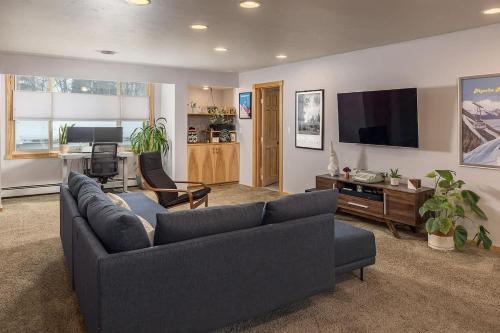 2 BR Home Minutes Away from the Airport