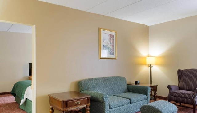 2 Budget-Friendly Rooms near Fresco Smithfield | Free Parking & Pool Access