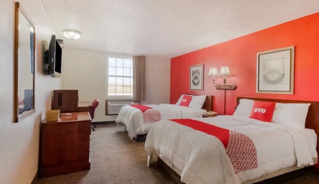 2 Modern & Comfortable Rooms near Peoria and East Peoria Sites - Free Parking! in Tazewell County