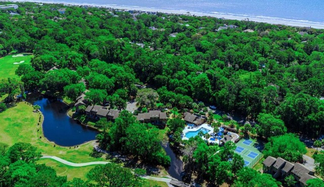 2 Story Townhome Steps From Golf Course + Pool