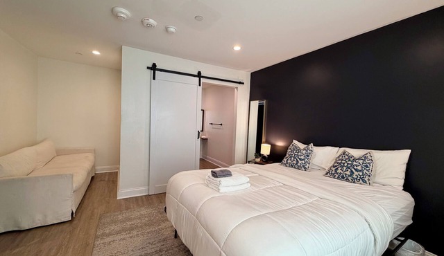 2 units- 13 bedroom 9 bathroom crew housing-kitchen-parking-10m airport/downtown