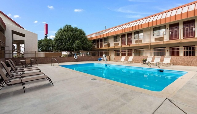 2 Units | Breakfast Included & Pool Access | 6.5 mi to Red Rock Hiking Adventure in Gallup