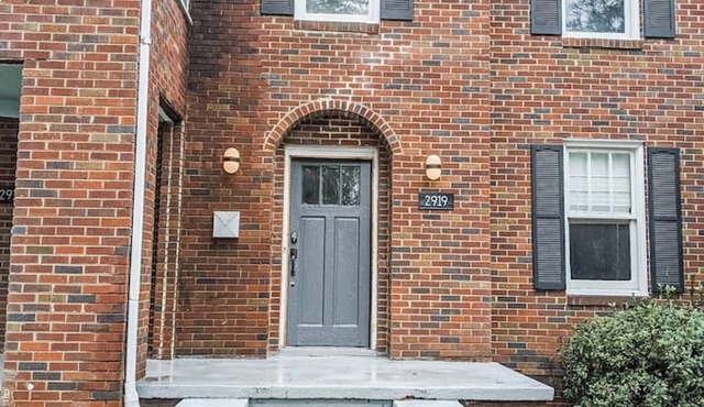2917 Monroe · Spacious Shandon Home Minutes to USC - 4 King Beds