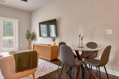 2BD Haven Steps from DT Clayton in Clayton