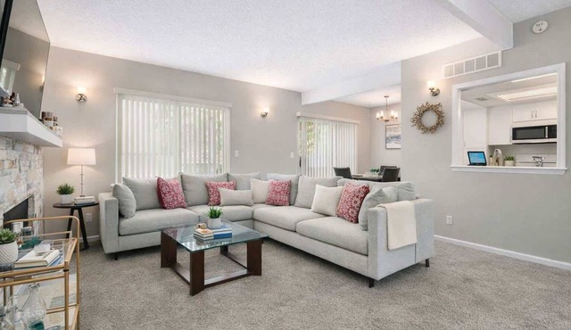 2BR Home Lenexa Sleeps 5 Pool Tennis
