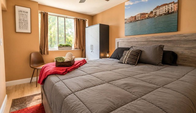 2BR Urban Comfort 2 King Beds & Movie Nights