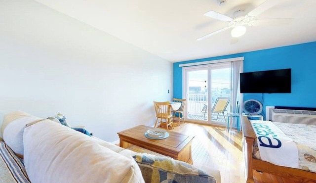 2nd-floor studio 1 block from the beach with pool, beach access, grills, & W/D