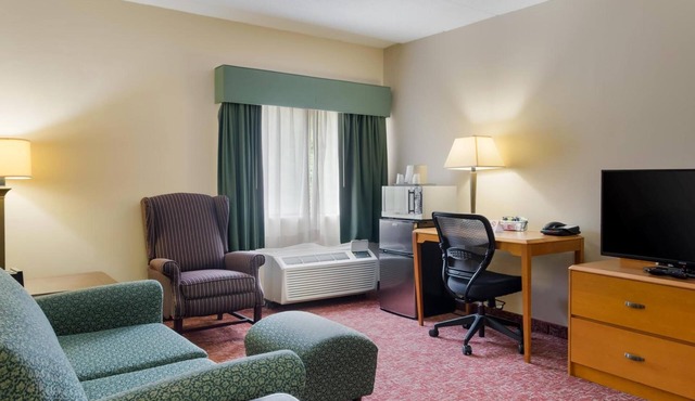 3 Accommodations for Big Groups | near Stadium Theatre | Free Bfast & Parking!