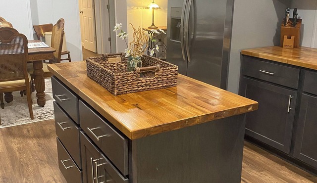 3 Bed, 2 Bath Full Home - Dog Friendly, Purina, Six Flags