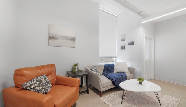3-bedroom Pod in Kansas City w/WiFi, AC, Parking & Dedicated Workspace by UMKC
