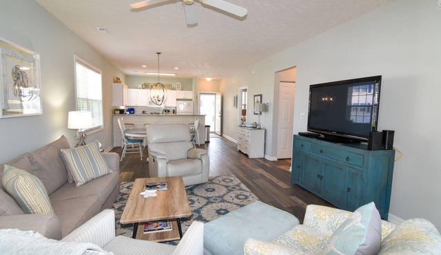 3 night minimum. 2 bedroom. Outdoor pool. Close to beach.