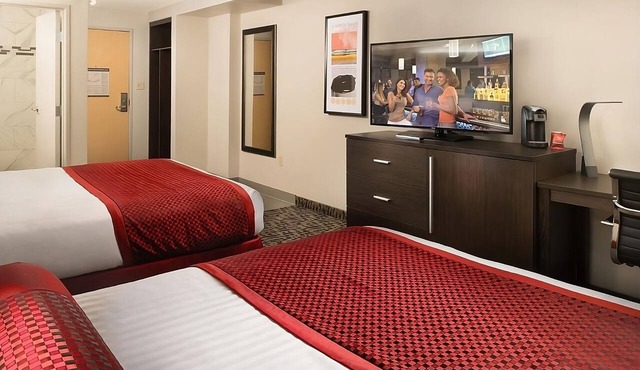 3 x Elite 2 Queens at The STRAT Hotel, Casino & Tower