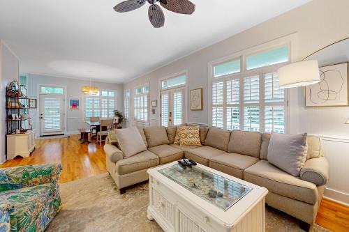 34 Compass Ct