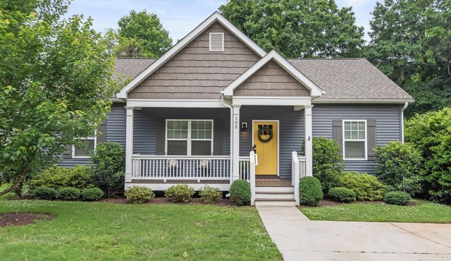 3BD/2BA Gem .5 Miles from Cherrydale - 2 King Beds