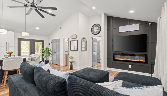 3BR/3BA GROUP HOME - World Cup Perfect! - Sleeps 8