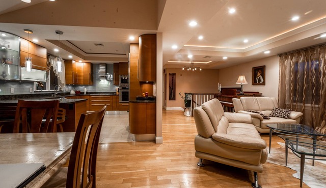 3BR, 4Bath Dream Home: sauna, hot tub, pool. Explore Boston in Style! (STR-26-3)