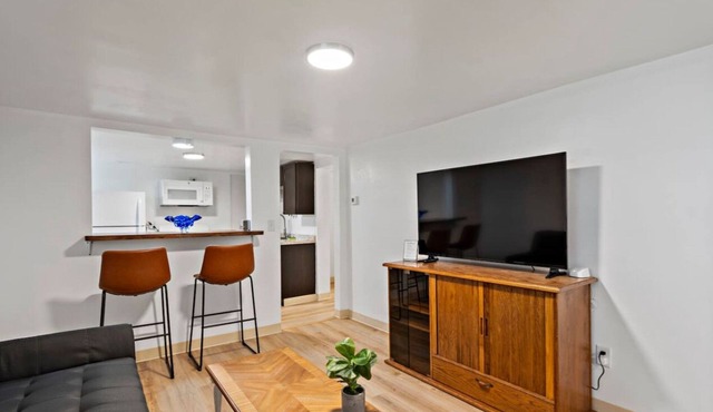 3Cozy Basement Unit Private entrance 2beds