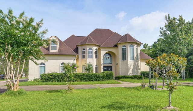 4,500-Sq-Ft Group Getaway Near Gulf Coast