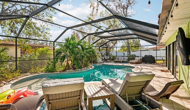4 Br Bradenton Home~Private Pool, Outdoor Bar, W/D