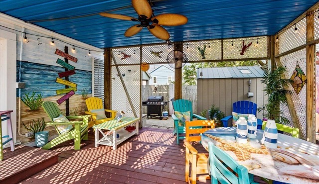 4br 2.blks to Beach! Large decks for Sun&Shade. Easy walk to Beach & Restaurants