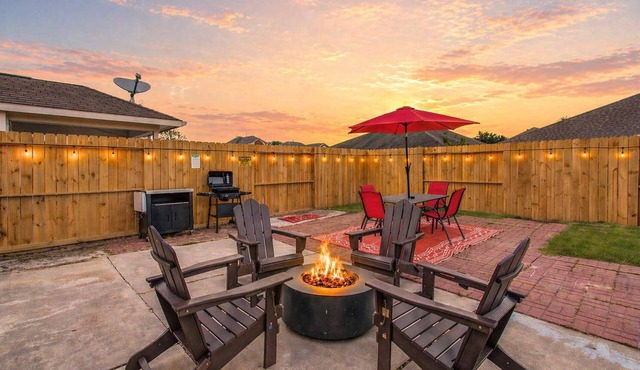 4BR Game Room + Firepit Sleeps 9 | Near Eats