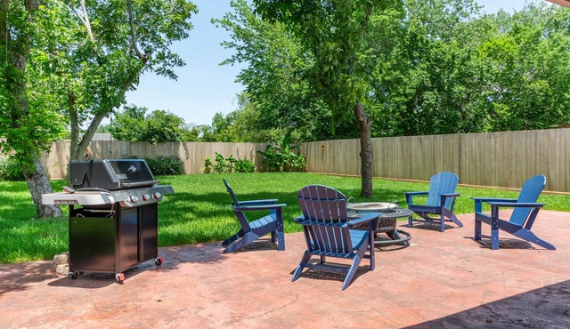 4BR Spacious Home w Firepit, Grill & Parking