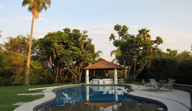 5,000 Meter Pool, Jacuzzi, And Large Garden Mexican 5,000-Meter Villa in Cocoyoc