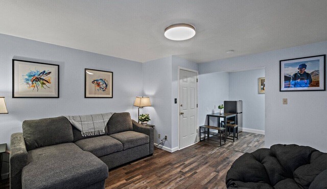 5 Min walk to restaurants/cafes, 8 min drive to airport, 10 min walk to trails.