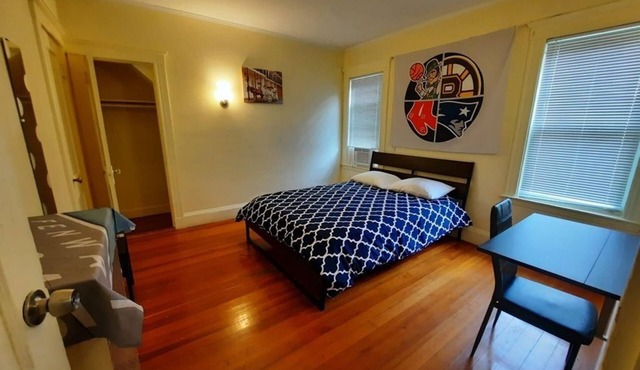 5ES Remodeled Expansive Home, Off Street Parking