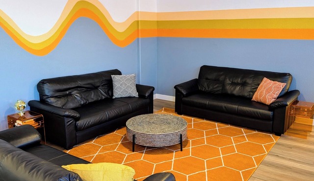 8 BEDROOM Fun Smart Stylish Home, 8 Minutes to the Strip