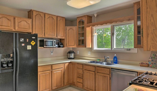 8 Mi to Dtwn Achorage! Home w/Pet-Friendly Yard