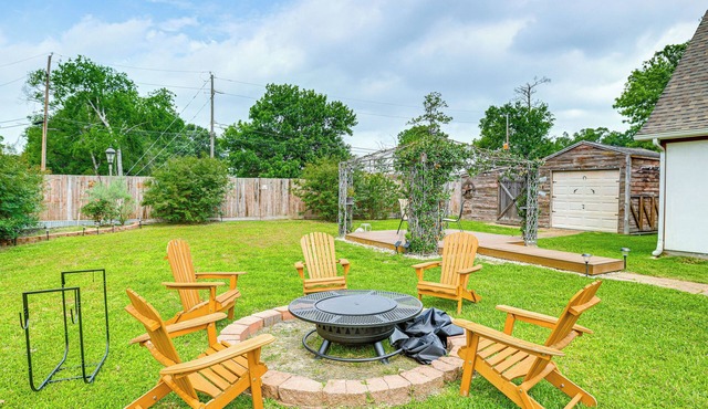 8BR Sleeps 17 Private Backyard IAH/Downtown