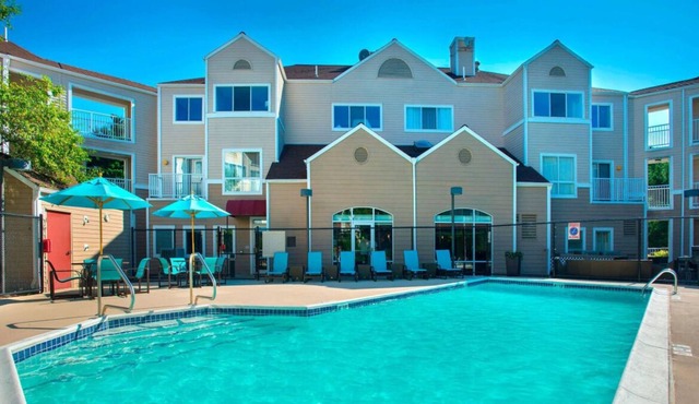 A Place You''ll Surely Enjoy! Free Parking, Onsite Pool, Pet-friendly Property
