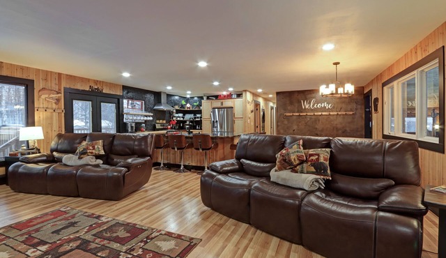 Alaskan 2300 sq ft Modern Cabin Hotel Like home with Hot Tub
