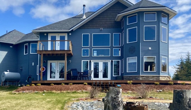 Alaskan Timberframe Retreat, Family-sized, Panoramic Views, Fire Pit & Privacy