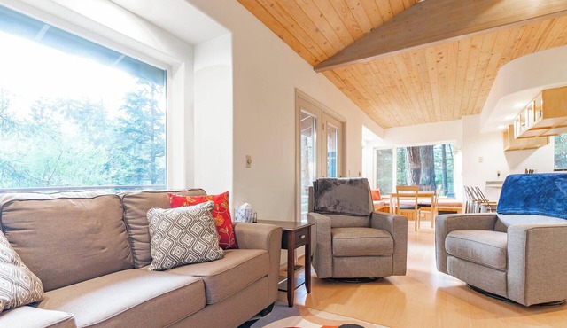 Amazing cabin close to lifts, brewery, dining, hiking and biking.